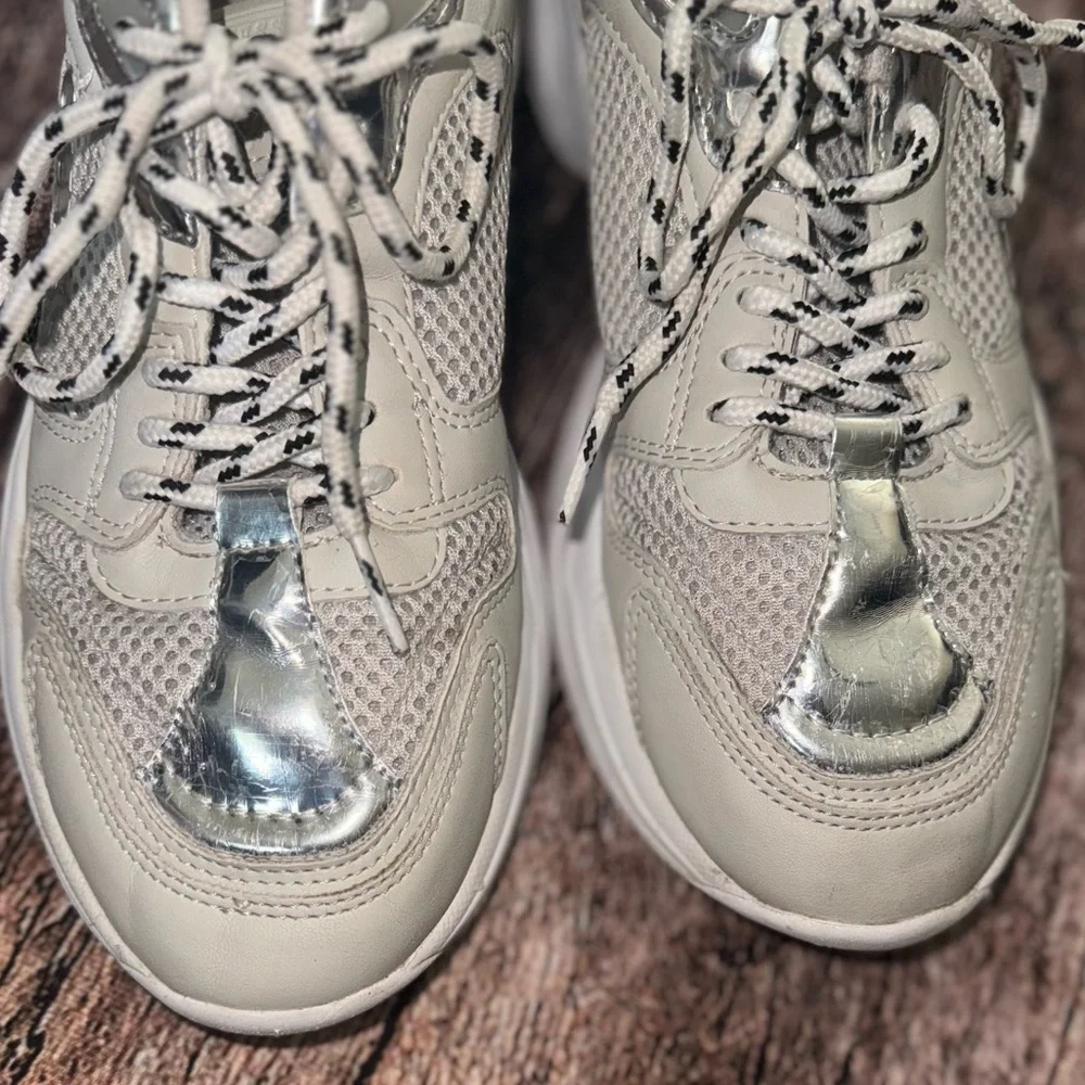 Guess walking shoes 👟